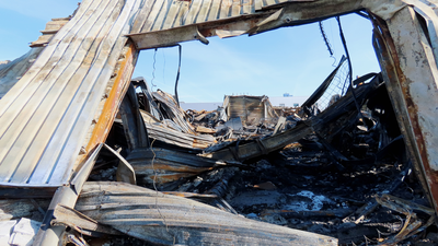 908966 Gezicht op de verwrongen metalen resten van het bedrijfsverzamelgebouw Strijkviertel 35 te De Meern (gemeente ...